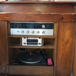 DRY SINK W/ MAGNAVOX STEREO RECEIVER, TURNTABLE, & TAPE