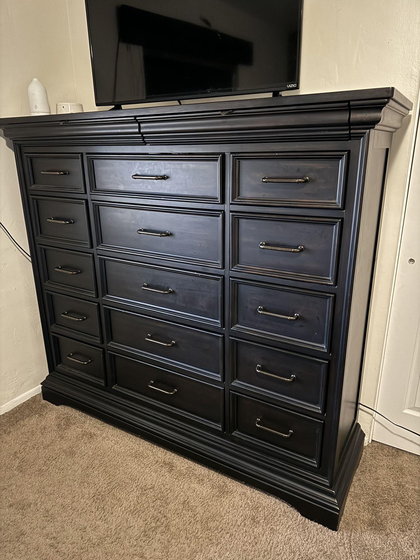 Pulaski Furniture Caldwell 17 Drawer Master Chest Dresser