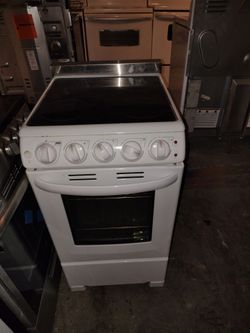 White Electric Range with Ceramic Cooktop