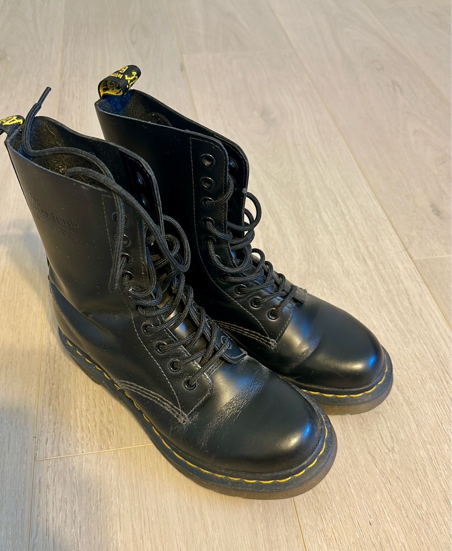 DR. MARTENS 1460 BOOTS (SIZE 7 US WOMENS)