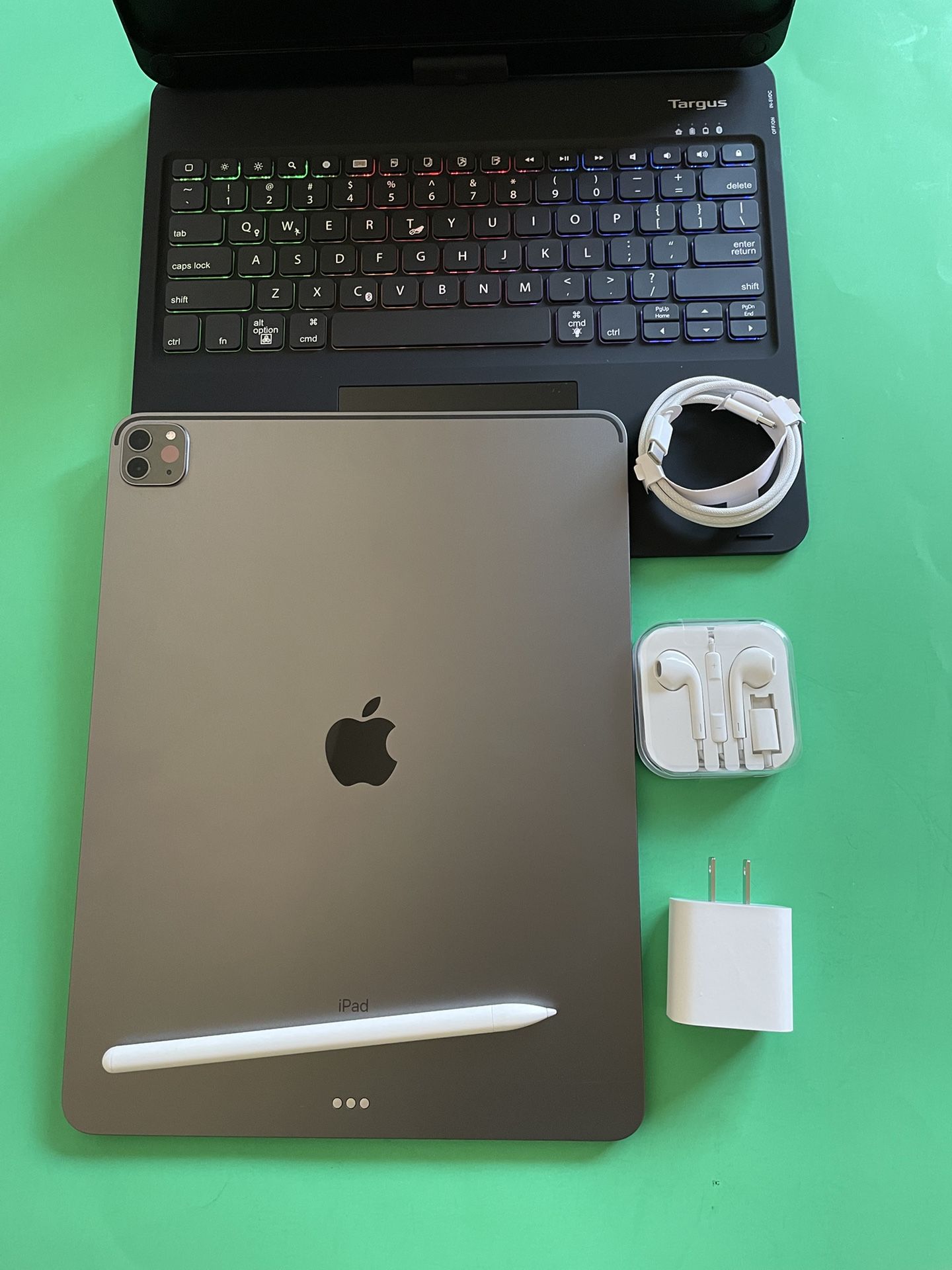 Apple IPad Pro 12.9” 4th Generation (2020 Model/ Face ID/Liquid Retina) 128GB with pen, keyboard case & Accessories 