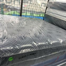 KING SIZE SIMMONS BEAUTYREST BLACK SERIES 2 (MEDIUM) MATTRESS & BOX SPRINGS BED SET