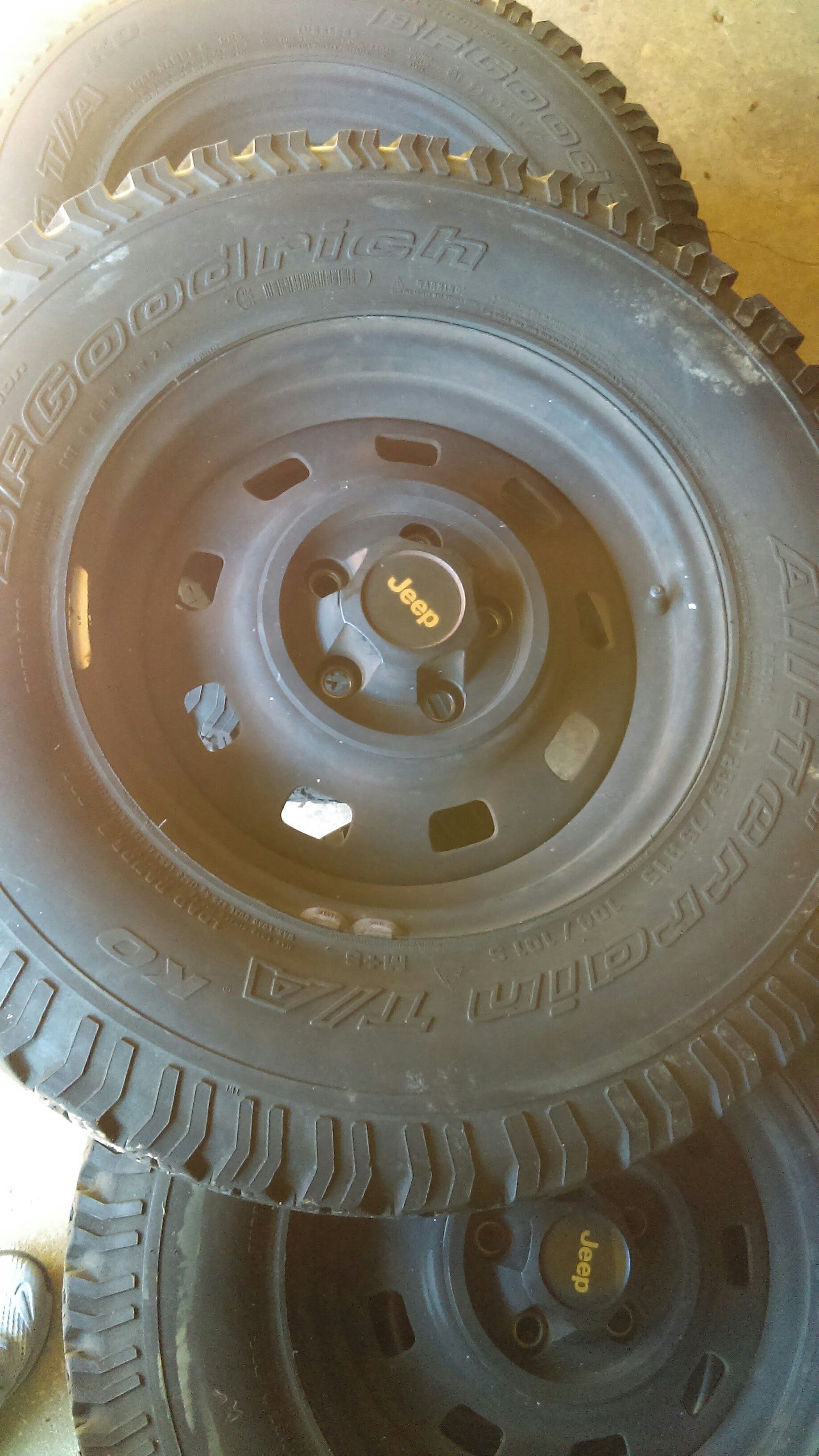 Lots of5 wheels and tires jeep wrangler 87 to 2006 very good condition size: 245/75/15