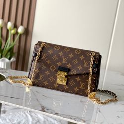 Classic and fashionable shoulder bag