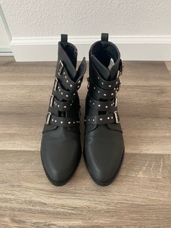 Women’s Boots , (  Leather )  Looks like new ,  Size (  9  )