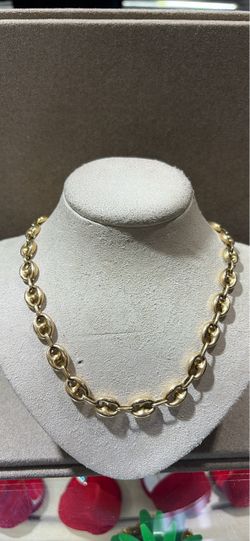 Gold Gucci puff chain