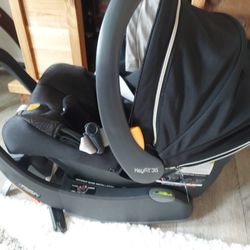 Chicco Bravo Car Seat With Extra Base Click Out Seat