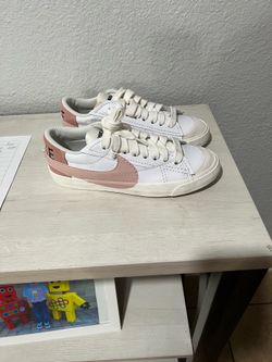 NIKE WOMEN’S  WHITE AND LIGHT PINK SIZE 8.5