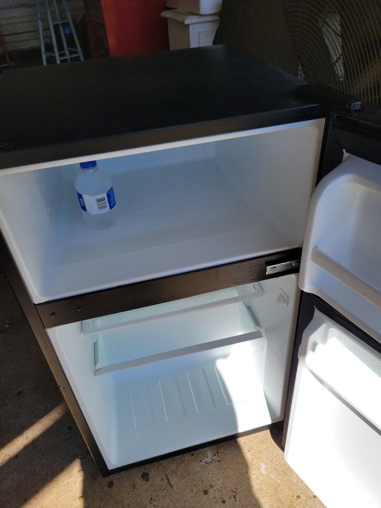 Mini Refrigerator With Freezer.  I Got It Hooked Up So U CAN See It Work. WAS ASKING 150.00 REDUCE TO 130.00