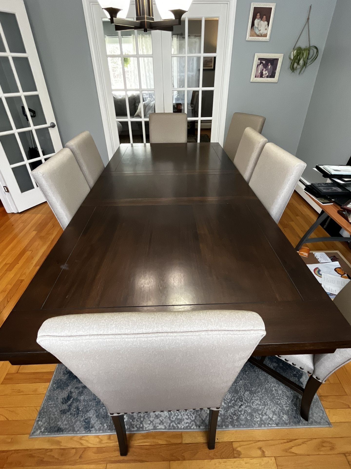 Raymore And Flannigan Table With 8 Chairs