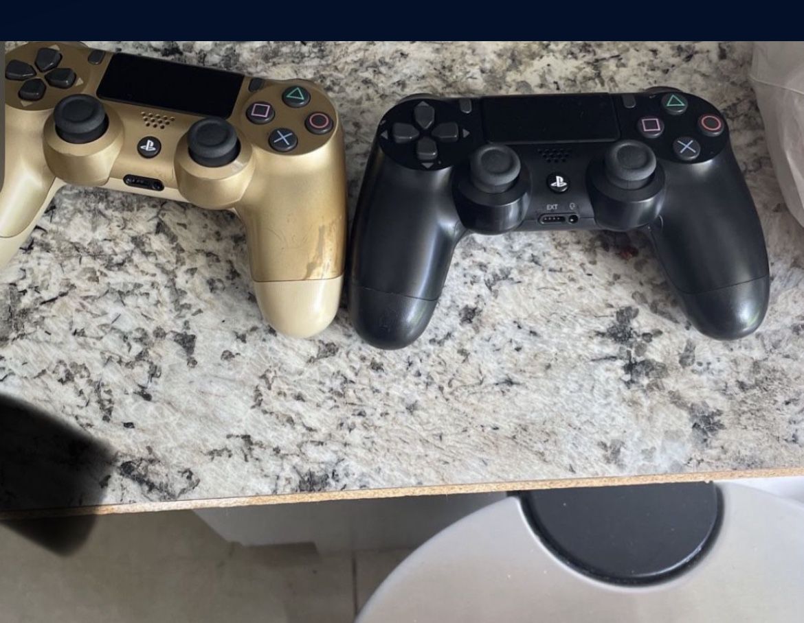 2 Ps4 Controller Used But Good Condition 