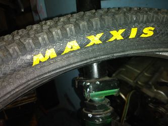 Maxxis tires ×2