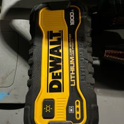 Dewalt 1800 A Jump Starter/USB Power/ Flashlight 