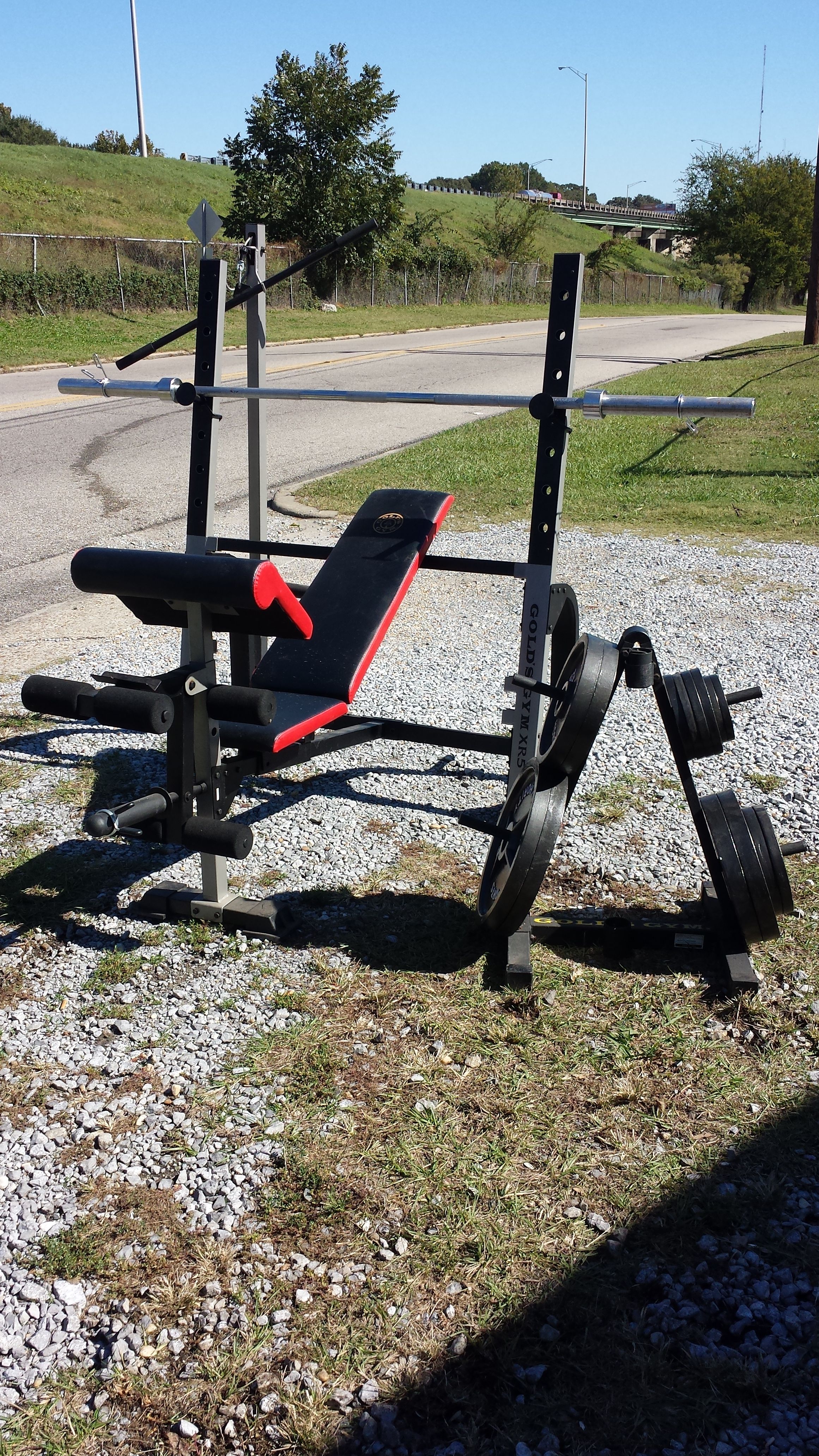 GOLD'S GYM XR5 WEIGHT BENCH & 300LB OLYMPIC WEIGHTS