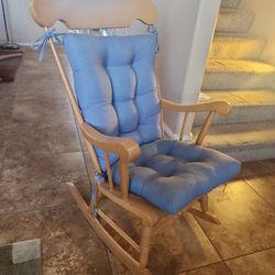 Broyhill Traditional Wood rocker!