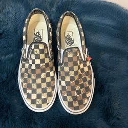 Never worn. Men’s size 7 women’s 8 1/2. Vans