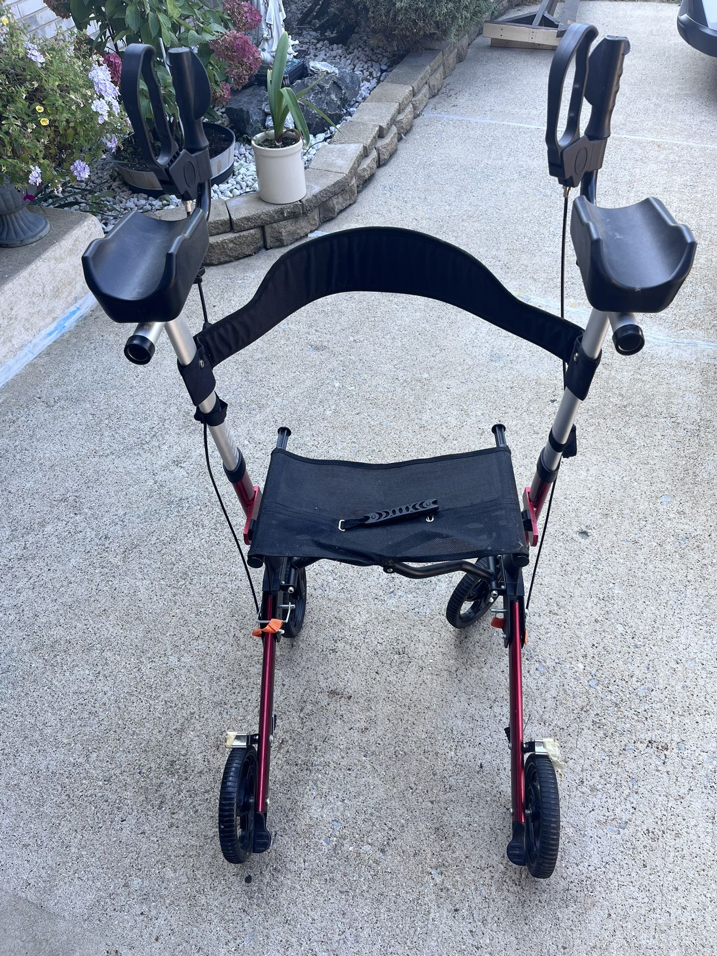 Knee scooter/wheelchair
