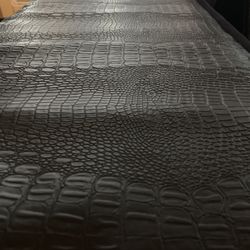 Alligator Textured Table Runner