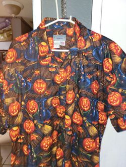 Jack-o-lantern and witches hats and brooms 2xl button up