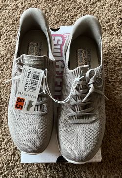 WOMEN’s SKECHERS - NEW IN BOX!! $25!!