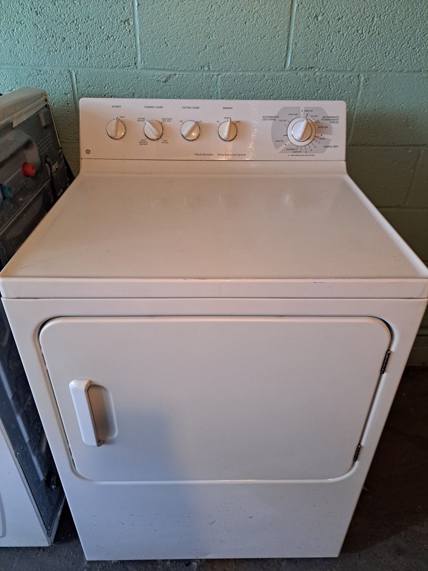 GE® 5.8 Cu. Ft. Extra-Large Capacity Electric Dryer.