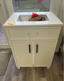 Dolton 24 in True White Undermount Single Sink Bathroom Vanity