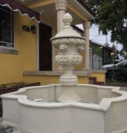 Decorative water fountain