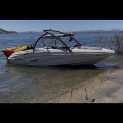 1999 Rinker Boat V8