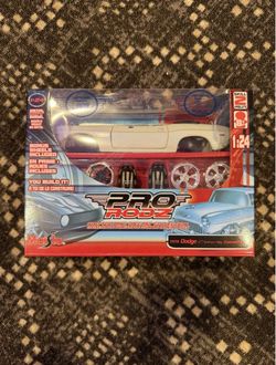 Pro Rodz 1970 Dodge Challenger R/T Convertible 1:24 Metal Model Kit White Maisto
