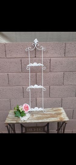 BEAUTIFUL METAL WALL RACK 