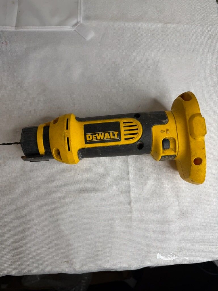 DEWALT DC550 18V cordless drywall cutout tool (no depth guide) - tool only