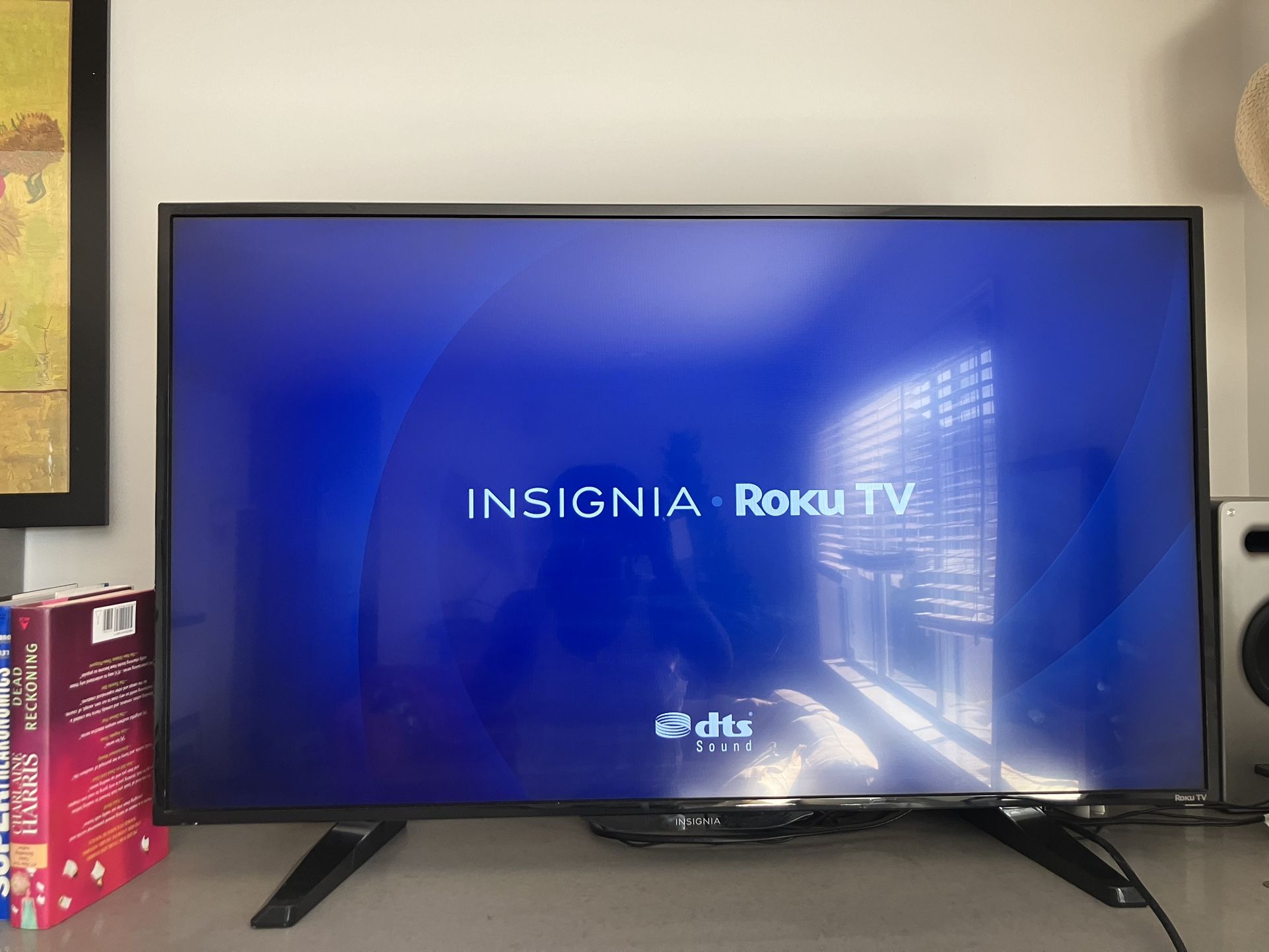 Insignia ROKU TV 40" INCH CLASS LED 1080p Smart HDTV ROKU TV NS-39DR510NA17 Remote Control Included