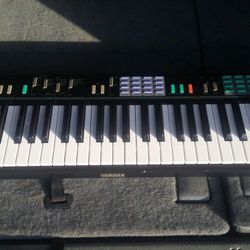 Yamaha PSR-12 portable KEYBOARD piano works on batteries