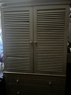 Distressed Dresser FREEEEE