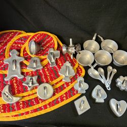 Vtg Kitchen Aluminum Cookie Cutters Scoop Cups & Spoons Placemat Primitive Lot