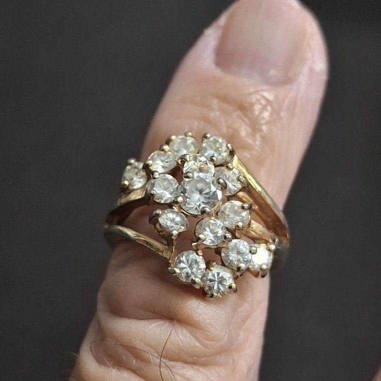 Goldtone Fashionable Ring With Cluster Of Rhinestones Size 5.5