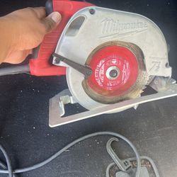 Milwaukee Circular Saw 