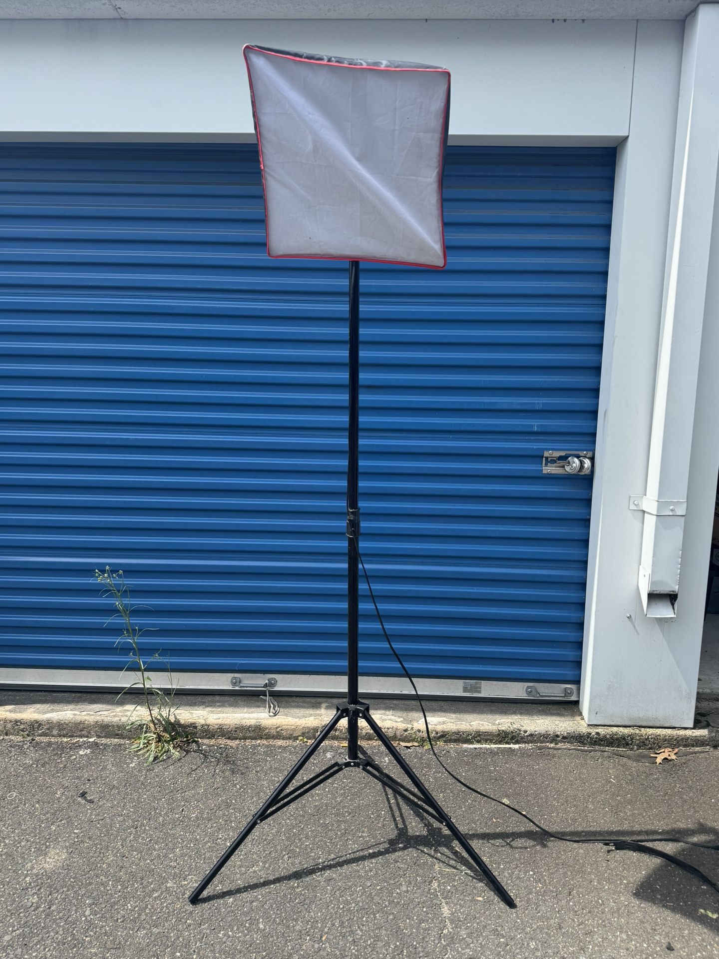 Studio Light, telescopic, generic brand w/ e26 lightbulb