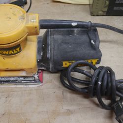 dewalt palm sander DW411 corded pre owned 885267-2 