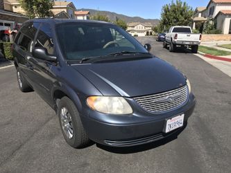 2004 Chrysler town and country minivan, clean title, fully loaded, CD player, runs and drives like