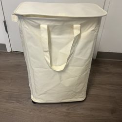 Laundry basket with wheels and lid 