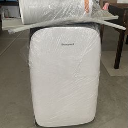 Honeywell HL Series Portable AC with Dehumidifier and Remote Control for a Room up to 450 Sq. Ft.