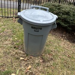  Free Outside 32 Gallons Trash Cans