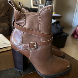 COACH BOOTS SIZE 9.5 BEAUTIFUL BOOTS LIKE NEW ONLY ONE TIME USED 
