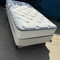 BEAUTIFUL TWIN BED CLEAN GOOD CONDITION 
