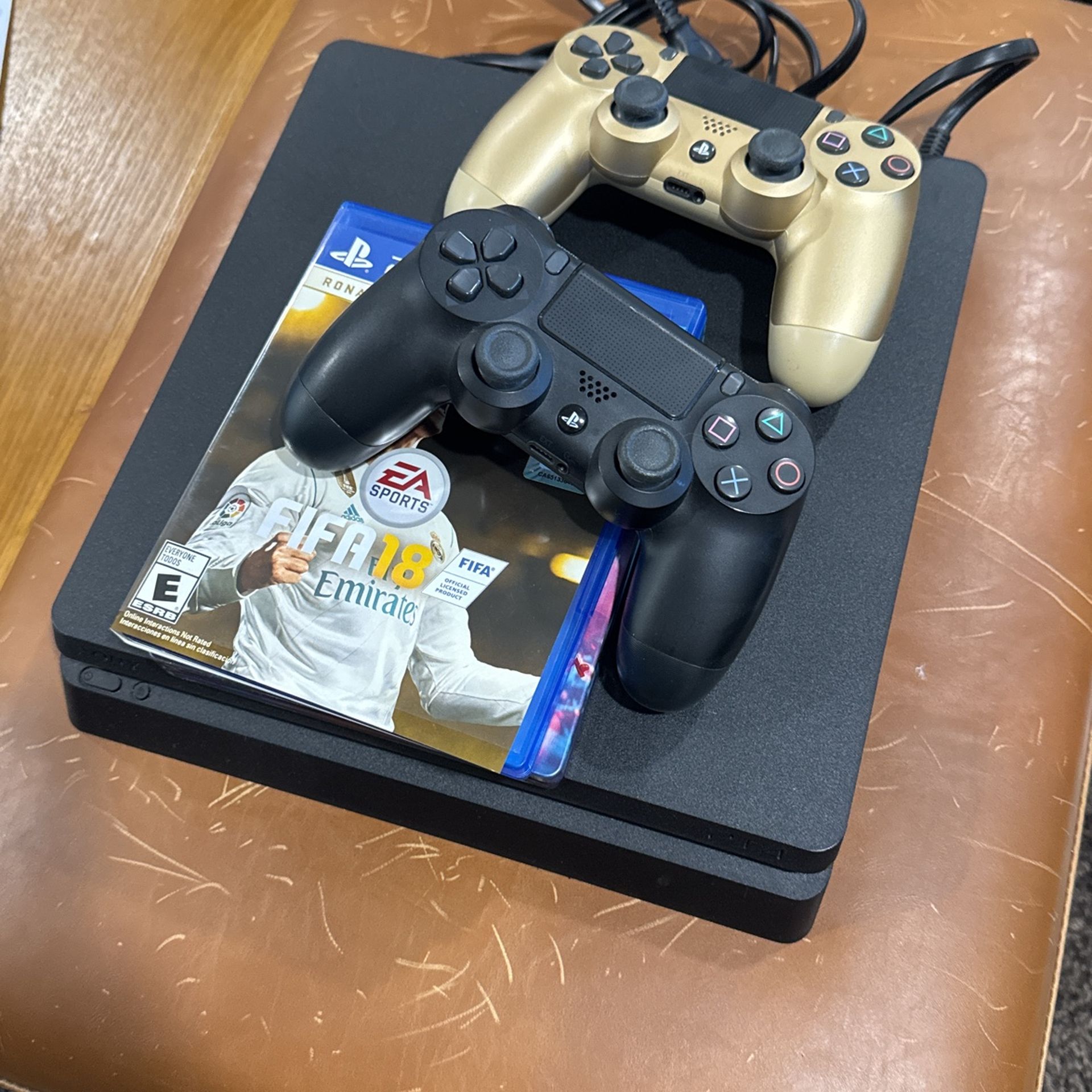 PS4 Slim, 2 Controller And Fifa18
