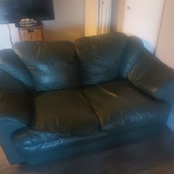 Comfortable Green Leather Couch – Classic Style and Cozy Comfort