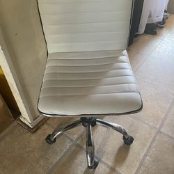 White swirl chair