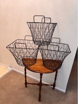 Set of 3 stackable wire baskets