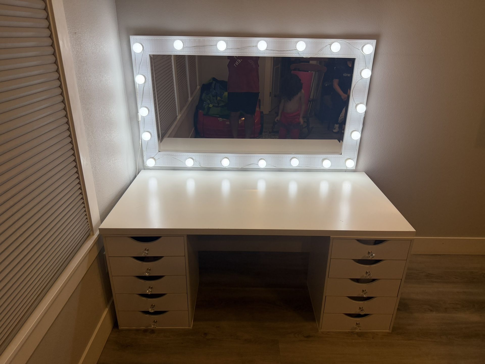 💄 Large Lighted Vanity Desk with Mirror – Excellent Condition!